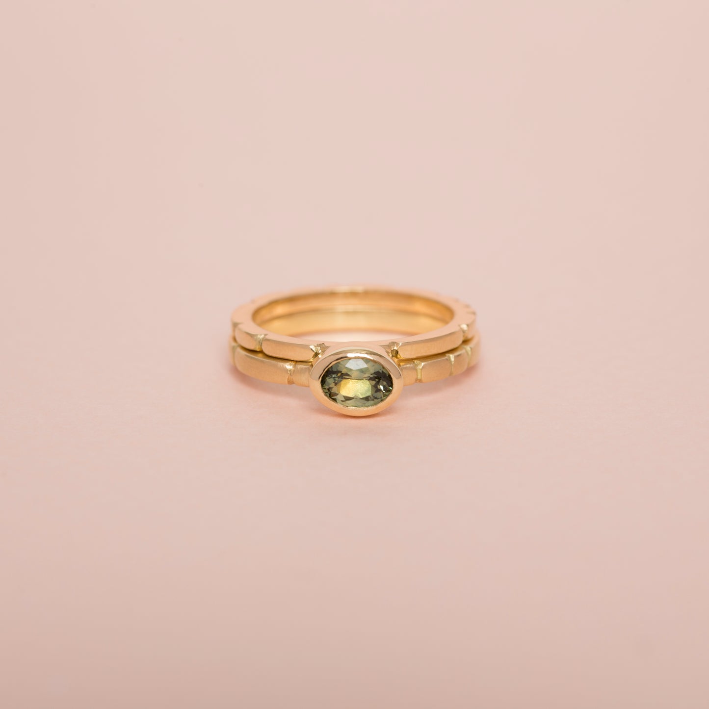 Sculpt gold ring with sapphire