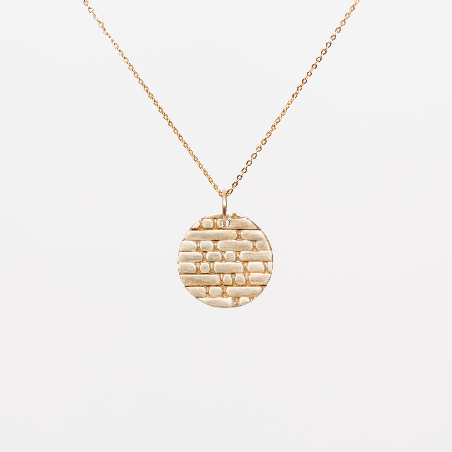 Sculpt gold pendant