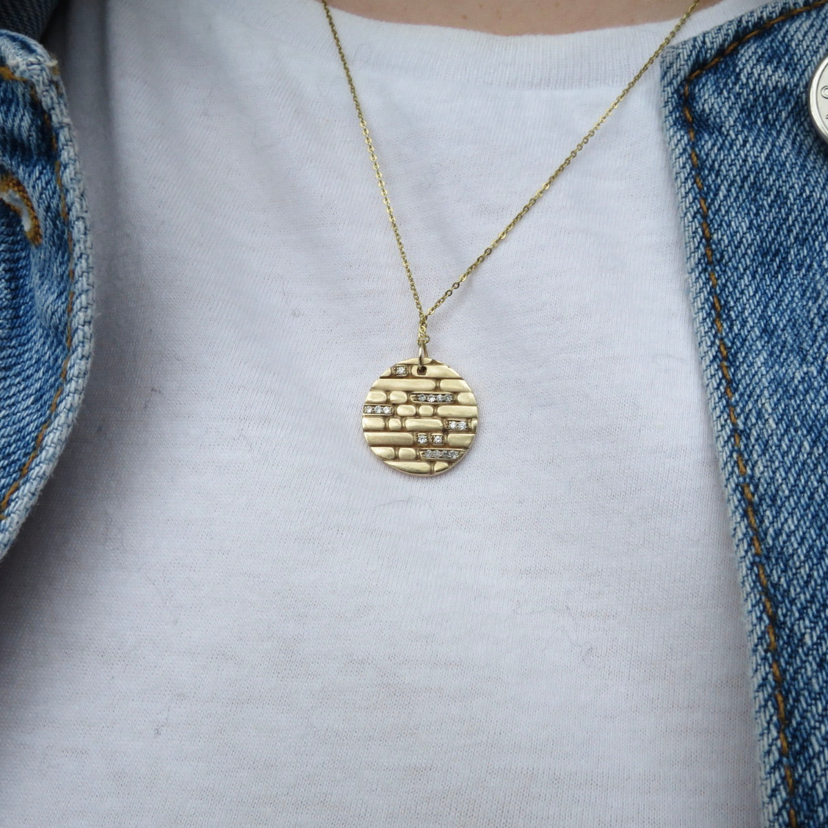 Sculpt gold pendant with diamonds