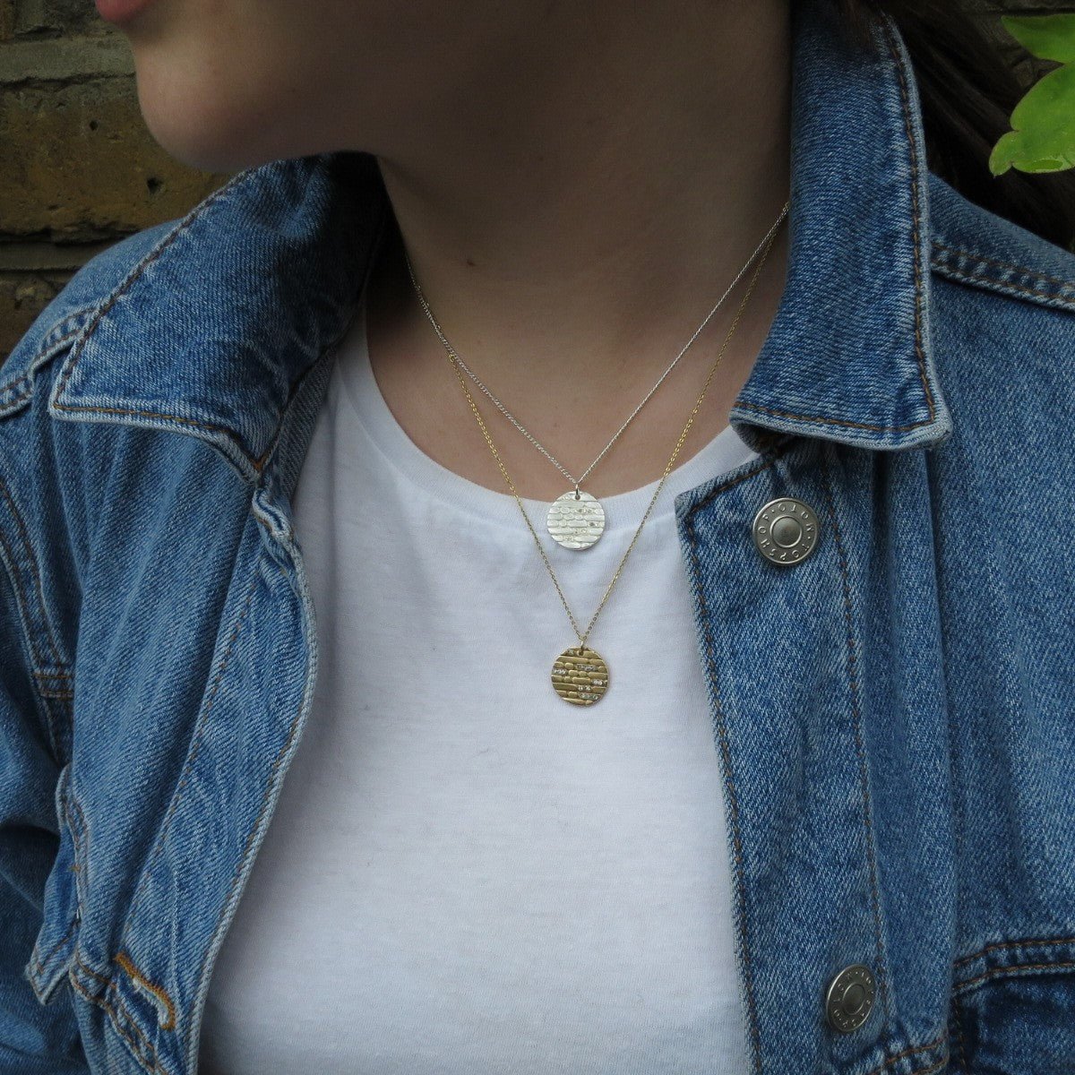 Sculpt gold pendant