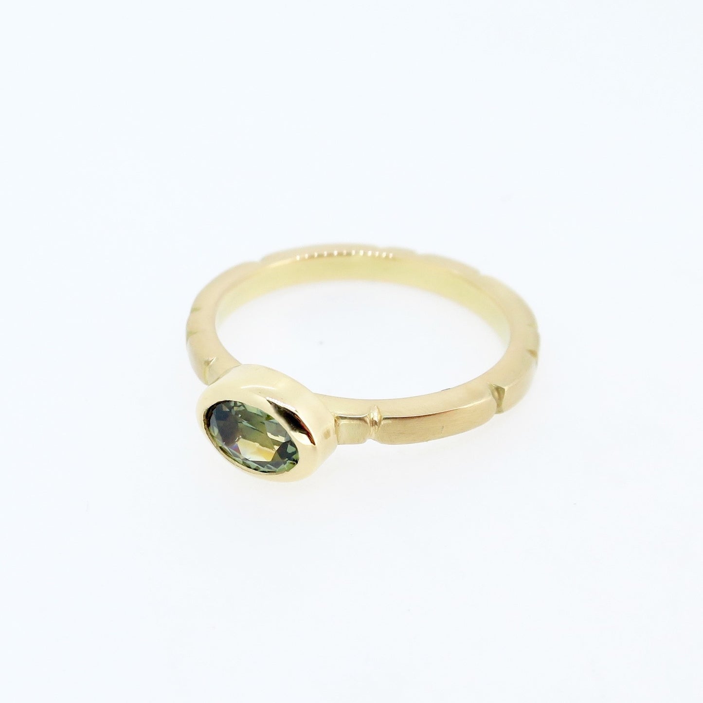 Sculpt gold ring with sapphire