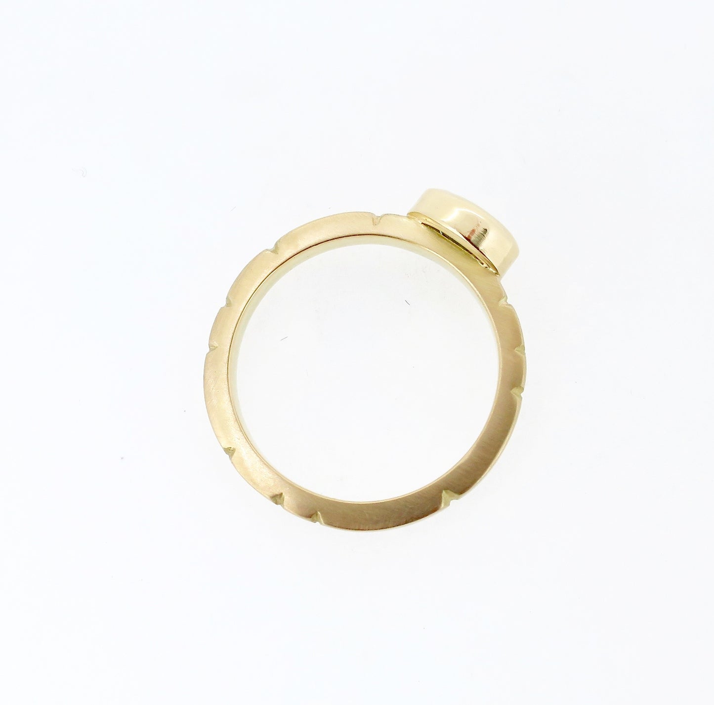 Sculpt gold ring with sapphire