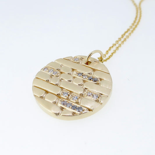Sculpt gold pendant with diamonds